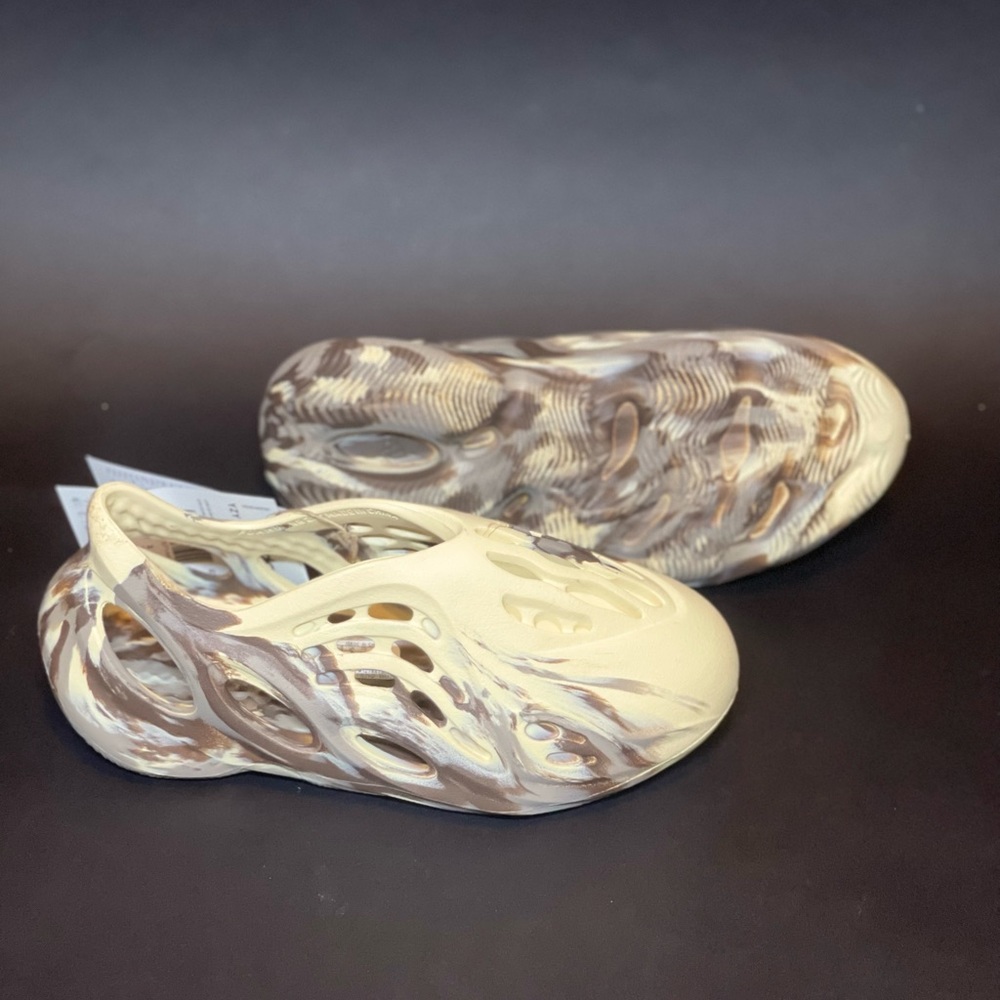 YEEZY FOAM RUNNER 'MX CREAM CLAY' Kids size 2